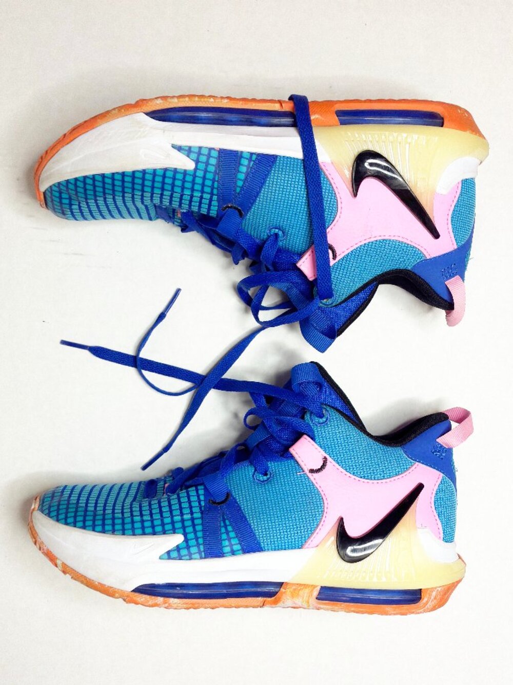 Nike LeBron Witness Basketball Shoes Multi-Color  - 7Y / W8.5 / M7 / EU40